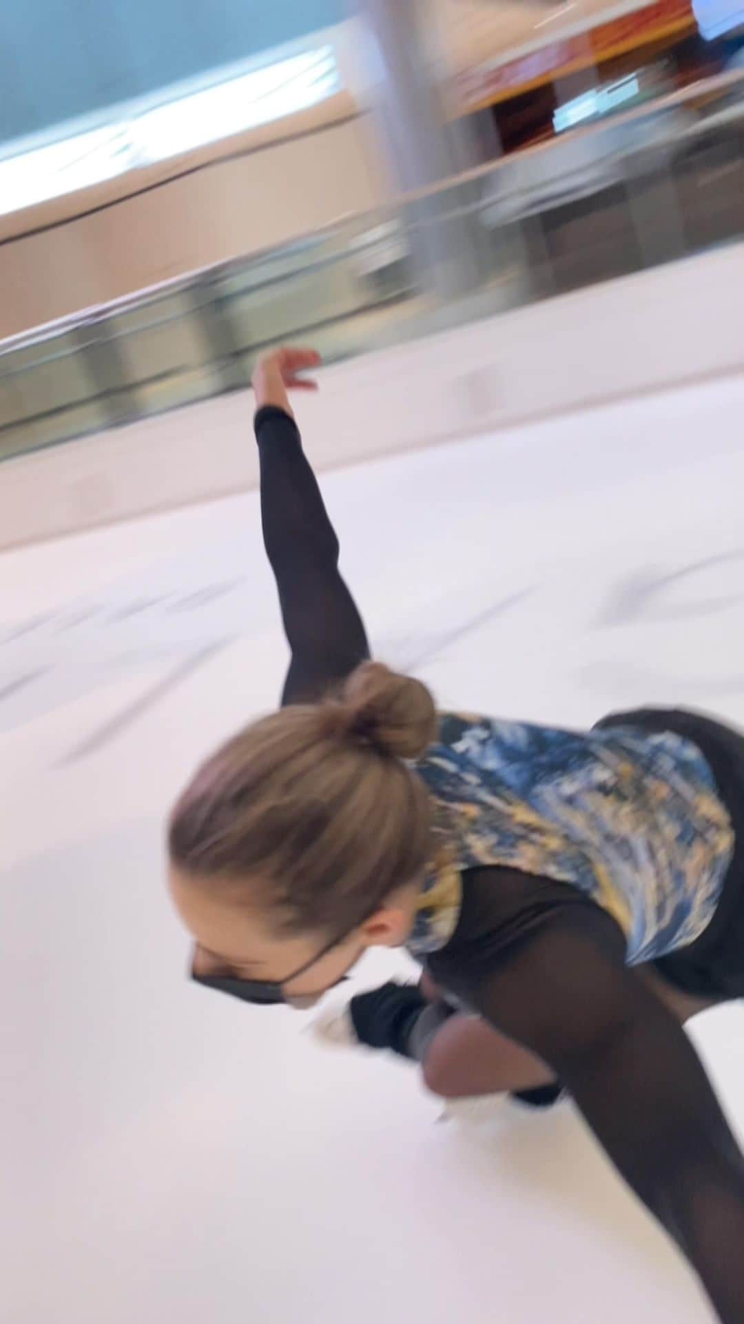 アシュリー・ケインのインスタグラム：「Changing up the view ✌🏻 @ty_leduc   ———-———————————————— @usfigureskating @teamusa @the.cains @jackson.ultima @johnwilsonblades @outdoorvoices @we_evolvetogether @suffolkdance @leggsbrand @galleriadallas @galleriadallasiceskating @skatingclubofny」