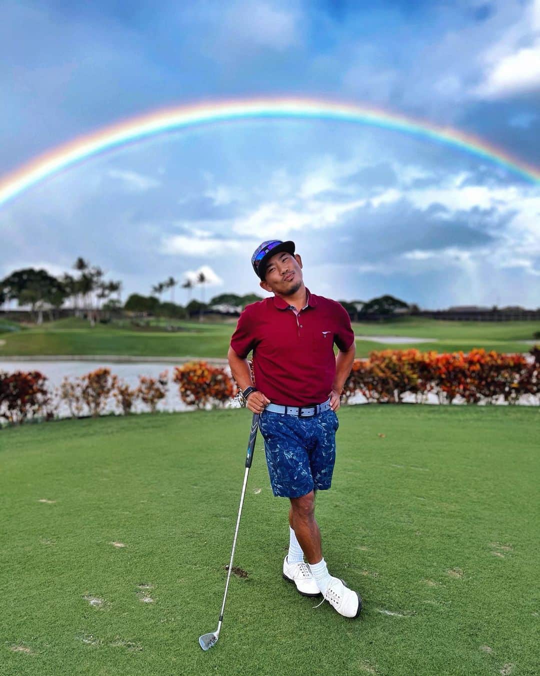 タッド・フジカワのインスタグラム：「🌈 IF YOU THOUGHT I COULDN'T BE ANY GAYER...THINK AGAIN. 😌😗🤣😂 ❤️🧡💛💚💙💜  • • #rainbow #nature #pose #selfie #professional #golfer #golf #athlete #asian #life #love #home #hawaii #oahu #travel #adventure #pride #visibility #inspiration #gay #instagay #gayguy #gayboy #inclusion #lgbtq #advocate #activist #instagram #influencer」