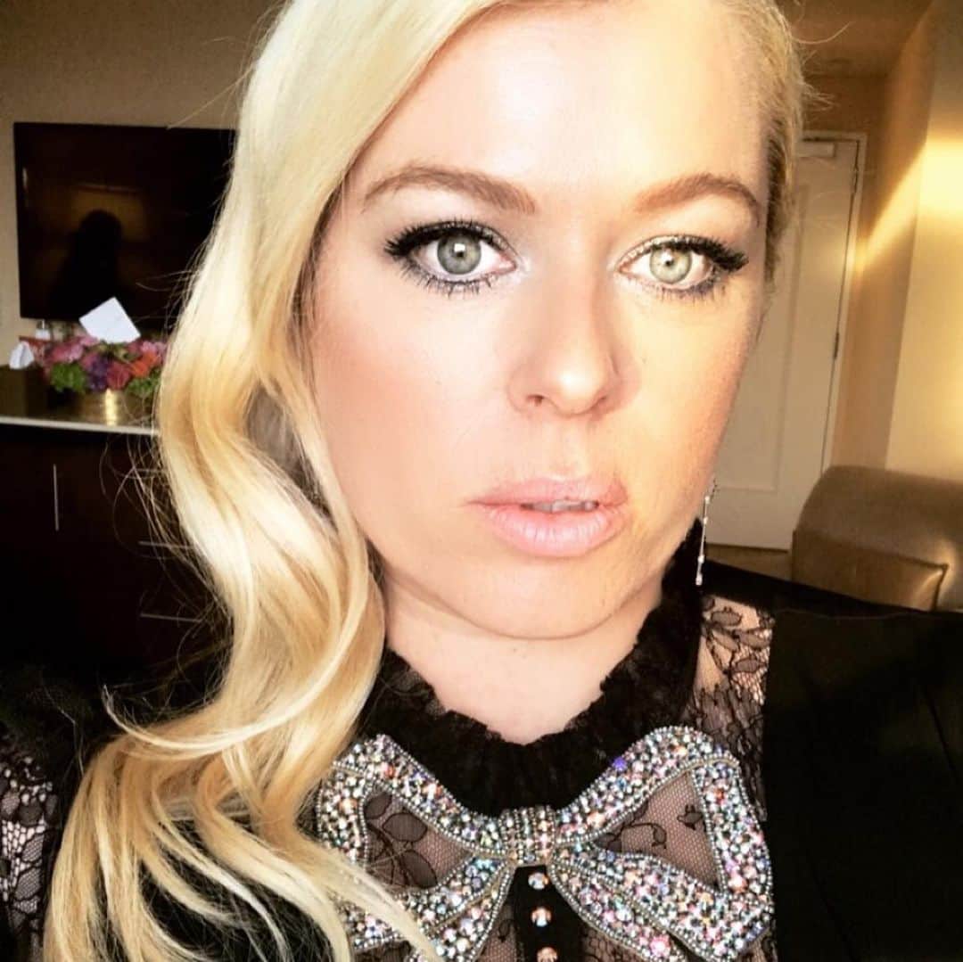 のインスタグラム：「The 2018 Golden Globes was a special one . An incredible group of womxn showed up wearing black, in solidarity with the many assault survivors who had recently come forward in connection with the investigation into Weinstein and corporate America .The presenters gave powerful, jaw dropping speeches.There was so much hope that NOW we could advocate for substantive change.I had the fun task of explaining the differences between @timesupnow and the @metoomvmt, as well as share some feminist history with the @enews audience which was certainly a first for #ENewsProgramming.  AND .... This was 3 years ago.  Today, I’m reflecting on the reality of what has changed since then. Shifting systems and culture that have been embedded for generations, is not a light lift . Another reminder that this is a marathon, not a sprint !  How much progress do you think we have made ? Tell me your opinion. I’m curious to hear your thoughts ! 💕 #goldenglobes」