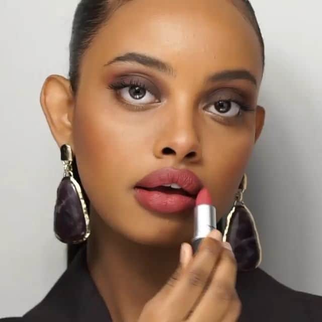 M·A·C Cosmetics BRのインスタグラム：「Aquele vermelho rosado de alta pigmentação e acabamento matte hidratante que só o batom #PowderKiss tem! 😍  No vídeo o tom Stay Curious.  Corra e garanta já o seu pelo site ou em nossas lojas.  #MACPowderKiss #batom #labios #makeup #batommatte」