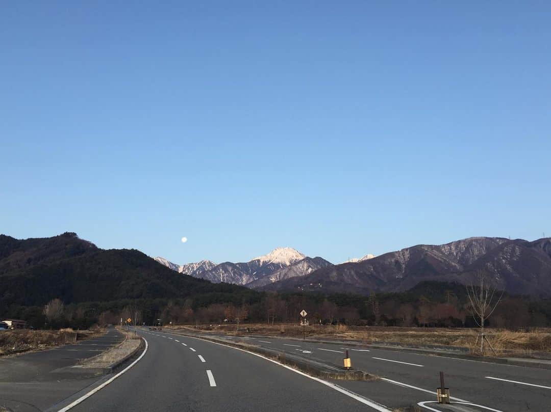 チックンとプーちゃんのふるさと? From Japan??のインスタグラム：「今朝の常念岳⛰🌕 #安曇野#常念岳#月」