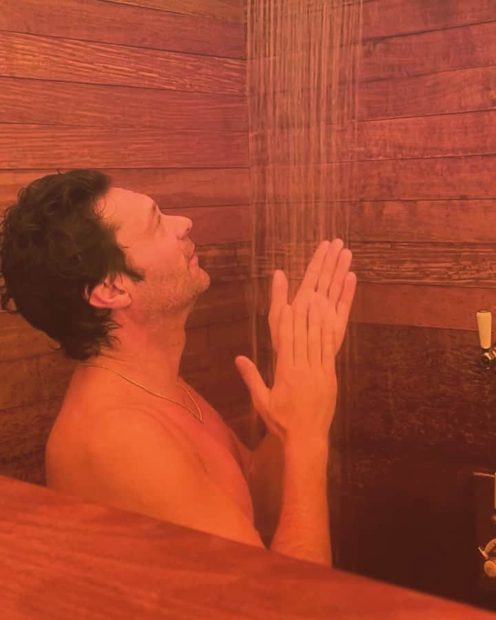 ライアン・シークレストのインスタグラム：「Dim the lights and start the shower! Practicing my lines before the show. Tune in to #AmericanIdol tonight on @ABCNetwork!」
