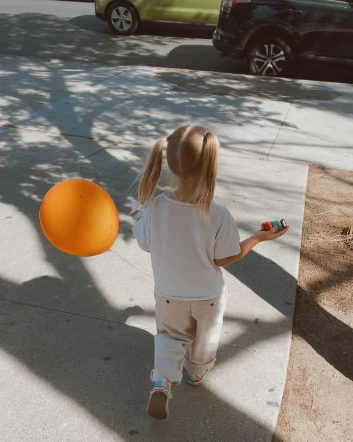 ストーミ・ヘンレイのインスタグラム：「Parenting hack 101, balloon tied on them so they can’t sneak away lol」