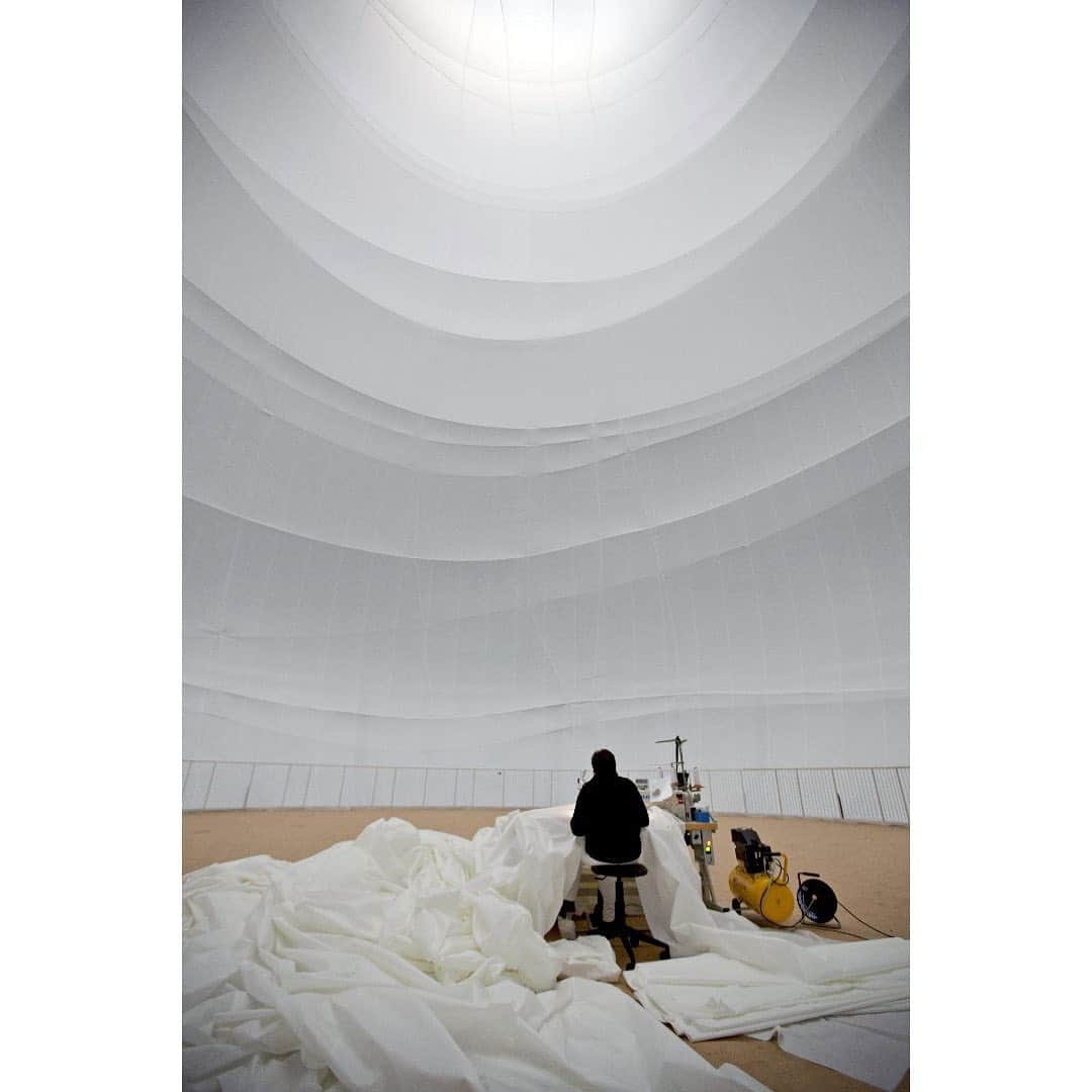 アダムのインスタグラム：「Finishing the seams on ‘Big Air Package’ by Christo and Jeanne-Claude, 2013. Photography by Wolfgang Volz.」