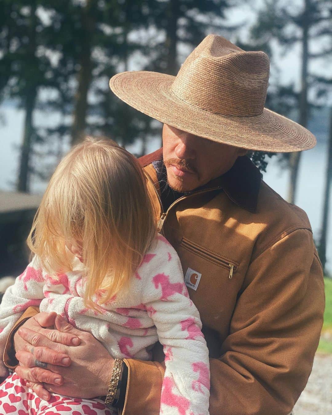 マックルモアーのインスタグラム：「Me.  My daughter.  Outside in nature discussing the mysteries of the world.  Appreciating the little things that won’t be here forever... like her believing me when I tell her I use to do street magic with Harry Potter in the 90’s」