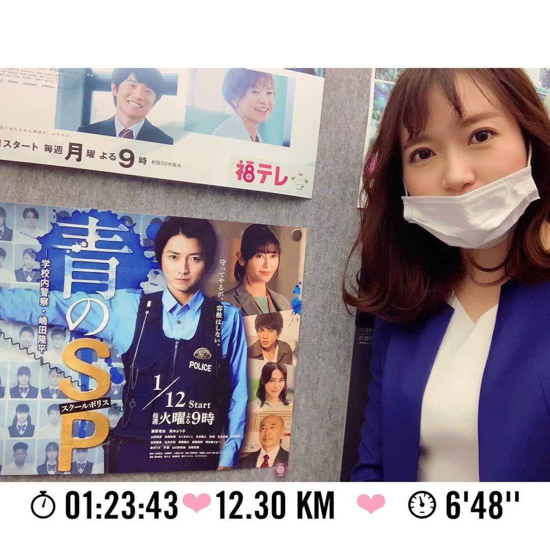 長谷川朋加のインスタグラム：「♡  ✎५⋆*{ 3月スターーーーート(•̀ᴗ•́)و } ୨୧-------------------------------- ୨୧  おはようございます♪＊  青のSPポスターと青スーツ エレベーターの扉が開く前に ささっと撮るとマスクが外しきれず いつも中途半端🤫❤️  今日、卒業式を迎えられる皆さん おめでとうございます🌸 コロナ禍での卒業式。 忘れられない1日になると思います。  明るい未来に向かって 強い志とともに駆け抜けてください。 応援しています(*´꒳`*) 元気に今日を迎えられたことが何より。  新生活も豊かでありますように。  ୨୧ -------------------------------- ୨୧ #やりたい事は全部やる #全力前向き前のめり #走るの大好き」