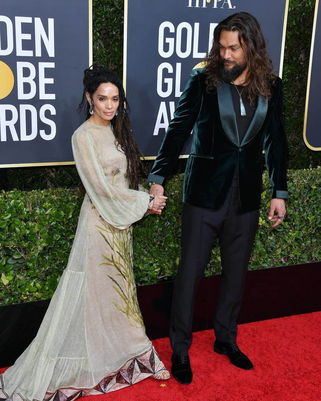 E! Onlineさんのインスタグラム写真 - (E! OnlineInstagram)「A #GoldenGlobes moment that takes the throne? Jason Momoa giving up his jacket for Lisa Bonet and sporting a tank top the rest of the show. Our eyes were blessed and our hearts were warmed.   (📷: Getty/Todd Williamson/NBC/NBCU Photo Bank)」3月1日 7時01分 - enews