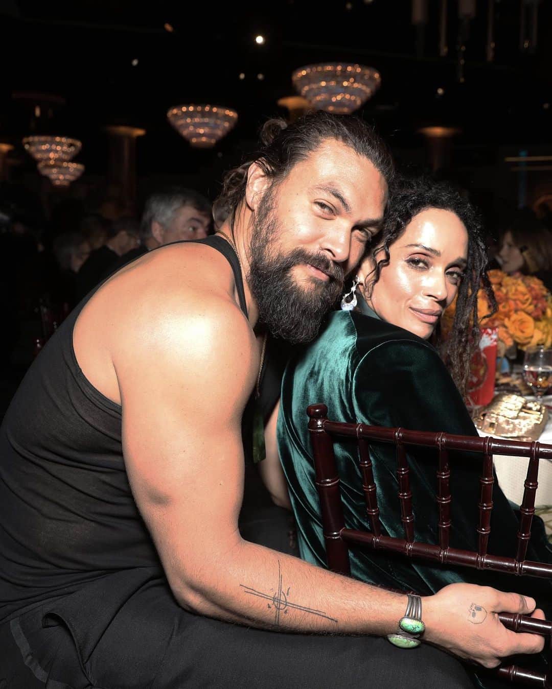 E! Onlineさんのインスタグラム写真 - (E! OnlineInstagram)「A #GoldenGlobes moment that takes the throne? Jason Momoa giving up his jacket for Lisa Bonet and sporting a tank top the rest of the show. Our eyes were blessed and our hearts were warmed.   (📷: Getty/Todd Williamson/NBC/NBCU Photo Bank)」3月1日 7時01分 - enews