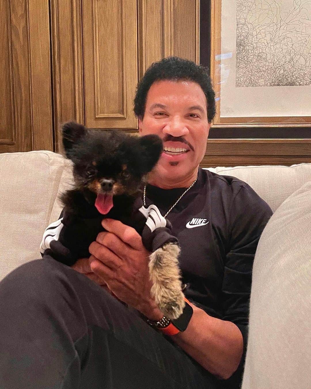 ライオネル・リッチーのインスタグラム：「If you’re as excited as @sylvester.richie for more #Americanidol tonight, let me see a “🐾🐶” in the comments 🙌🏾✨」
