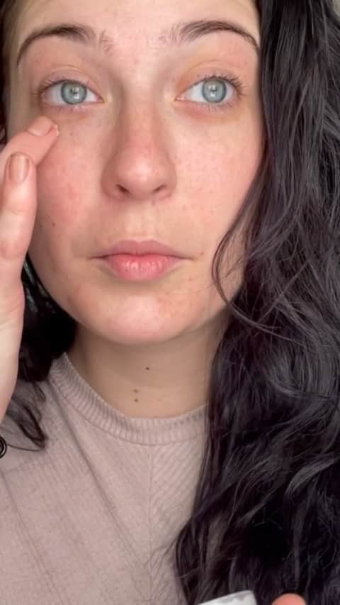 東京ビューティークリニック【公式】のインスタグラム：「We are all about empowering self-love and what better way to do it than to start buckling down on the skincare routine you’ve been wanting to do. Not only is your skin ready for the week but your mind isn too.」
