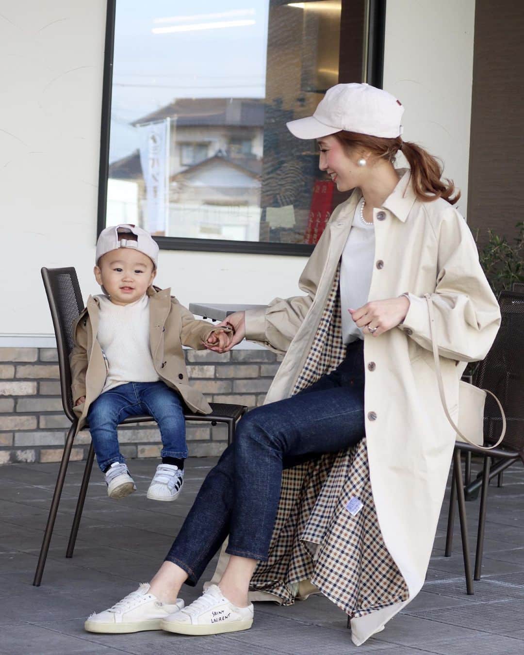 のインスタグラム：「ㅤ ㅤ ㅤ 昨日のコーデ🧥  ㅤ ㅤ mama  ㅤ tops&coat： @renorm_official  pt： @moussyofficial  bag： @celine  @loewe  cap： @bebe____ange  shoes： @ysl  ㅤ ㅤ baby ㅤ tops&cap： @bebe____ange  trench coat： @burberry  pt： @zara  shoes：　@adidasoriginals   ㅤ ㅤ ㅤ @renorm_official × @poconyan.co さん コラボのコート裏地のチェックも可愛い🧸  👦🏻お下がりがようやく着れたやまちゃん✨ 下の子ってお洒落より楽な服着せがち🙊笑ㅤ  さっ、今日から3月🌸 気合い入れ直して頑張る💪🏻 ㅤ  ㅤ  ㅤ #celine#celinebag#loewe#loewebag#burberry#burberrykids#mamagirl#トレンチコート#親子コーデ#親子リンクコーデ#男の子ママ#2歳差育児#ママコーデ#ママファッション#ママバッグ#シンプルコーデ#大人カジュアルコーデ#大人シンプルコーデ#アラサーコーデ#30代ママ#キャップコーデ  ㅤ ㅤ」