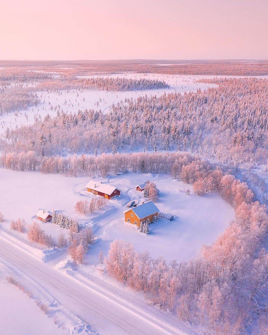 PicLab™ Sayingsのインスタグラム：「If you had 24 hours to spend in this cozy cabin who would you take? ⬇️ Tag them below!  📍 Lapland, Finland 📸 @cumacevikphoto」