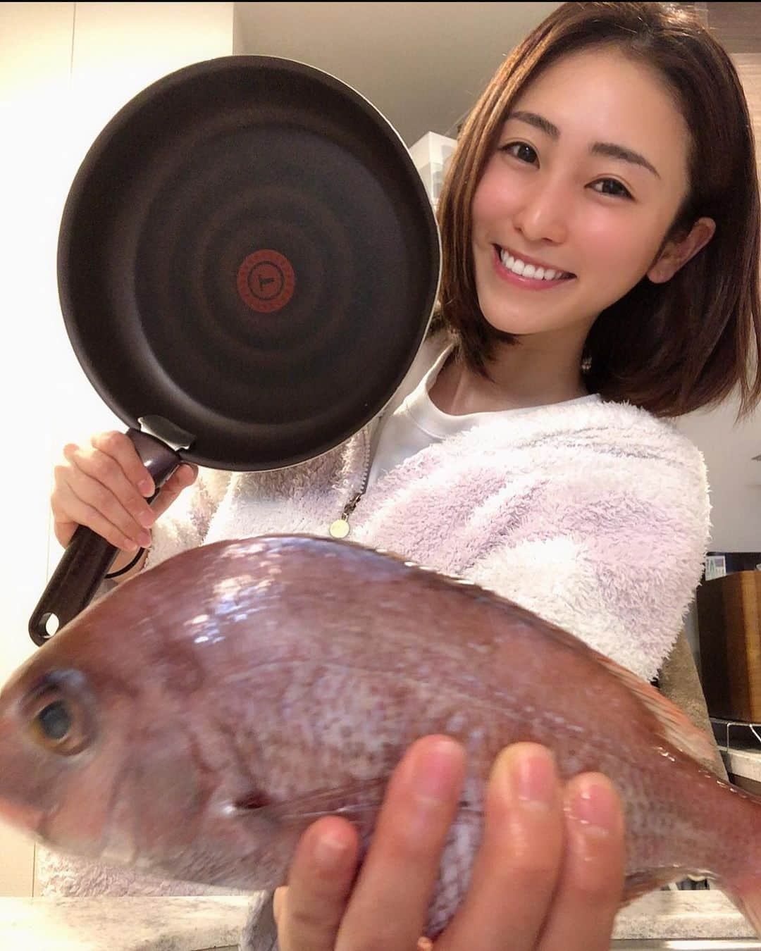 柚月めいのインスタグラム：「. 鯛サビキで鯛Get‼️ ガッ釣り関西のロケで釣った鯛です‼️  今回は調理した様子もTVの方にとりあげていただきました☺️ 釣り終わりで🛀ノーメイクですが🥸😂  . . 有難くいただきました🙏 . . #釣り#釣りガール#fishing#鯛サビキ#鯛#アクアパッツァ#鯛めし#釣った魚を食べる #柚月めい」