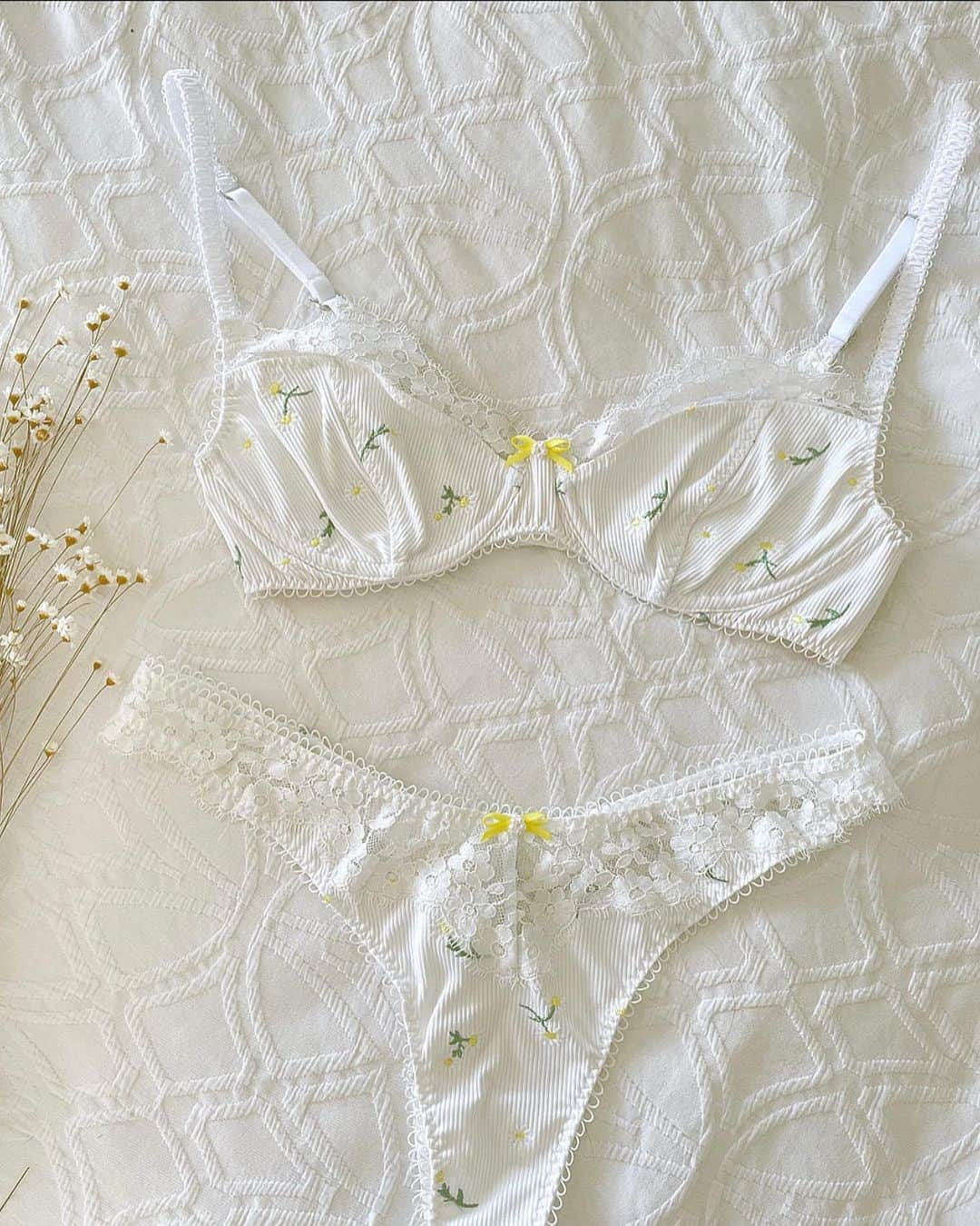 For Love & Lemonsさんのインスタグラム写真 - (For Love & LemonsInstagram)「A touch of sunshine // The Lia Bra and Thong Panty」3月1日 7時08分 - forloveandlemons