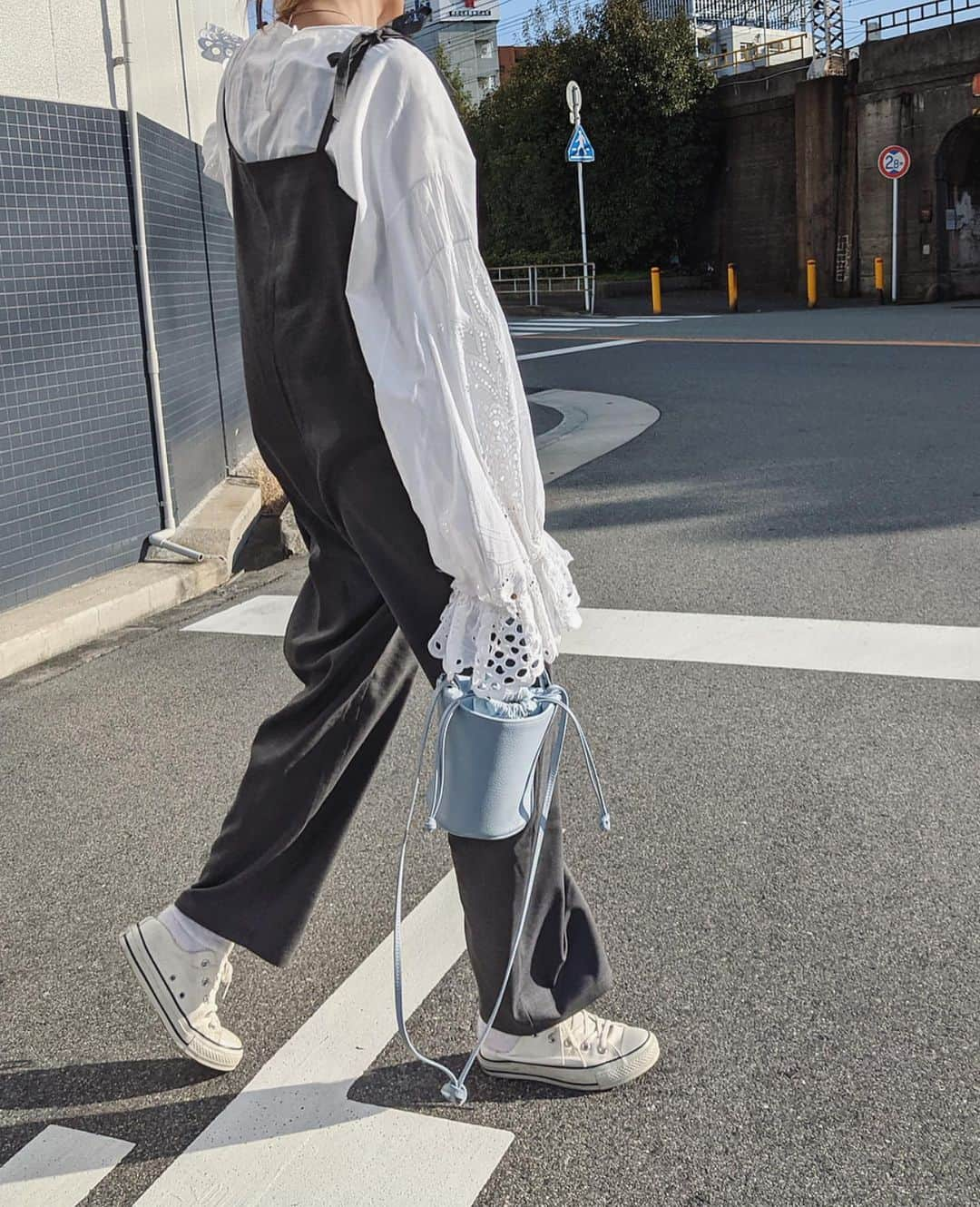 田中彩子さんのインスタグラム写真 - (田中彩子Instagram)「. 3/1だ！🌿 . . salopette...#gypsohila  blouse...#chloe shoes...#converse  bag... @ayako_bag . 何年も着ているクロエのブラウス✨ 買ってよかったナンバー1くらいのお気に入りです🌿 デザイナー変わるみたいで、寂しい反面、楽しみー♪」3月1日 7時08分 - ayako_tanaka_