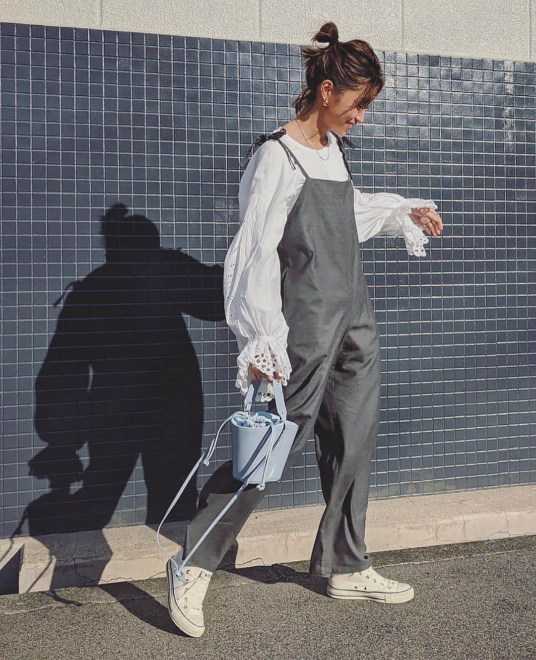 田中彩子さんのインスタグラム写真 - (田中彩子Instagram)「. 3/1だ！🌿 . . salopette...#gypsohila  blouse...#chloe shoes...#converse  bag... @ayako_bag . 何年も着ているクロエのブラウス✨ 買ってよかったナンバー1くらいのお気に入りです🌿 デザイナー変わるみたいで、寂しい反面、楽しみー♪」3月1日 7時08分 - ayako_tanaka_