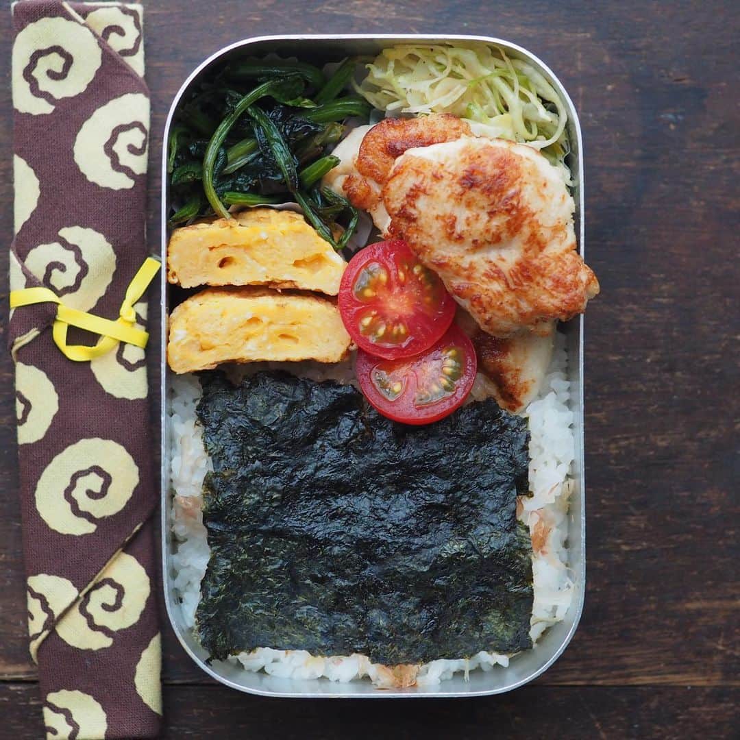 Rocoのインスタグラム：「03.01 息子弁当 ささみの塩麹焼き、ほうれん草のバター醤油ソテー、甘い卵焼き、キャベツのサラダ、ミニトマト、海苔おかかのせごはん   #roco弁#お弁当#obento#bento」