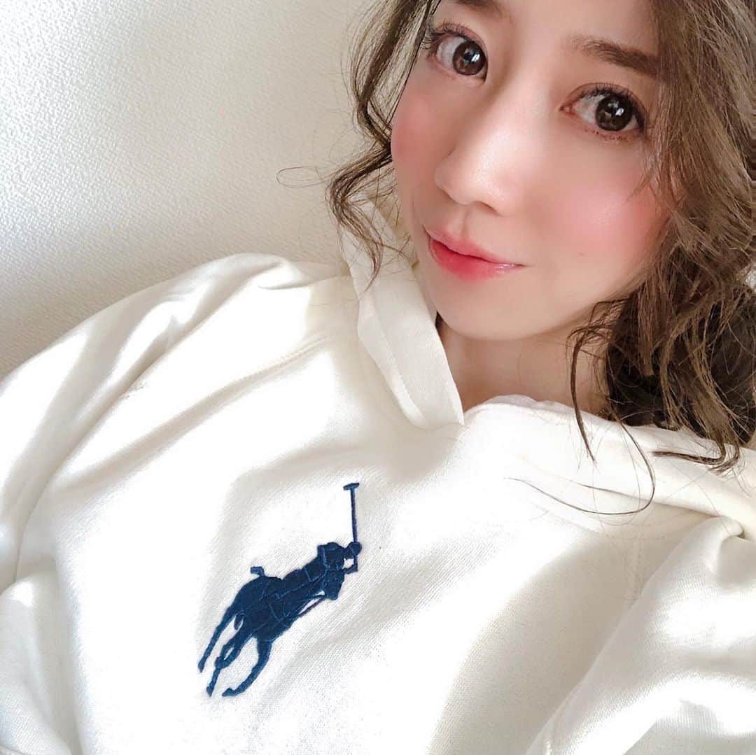 のインスタグラム：「One mile coordinate   自粛期間に増えたワンマイルコーデの定番は 顔周りだけ巻いて適当に下の方で作ったゆるめシニョンに 大きめフーディやざっくりニット  流行り廃りがなくて昔から大好きなラルフローレンは シャツやニットもカラバリで沢山持ってるけど、 フーディもジャストフィットからビッグサイズまで  そしてさくっと出るだけのシチュエーションが増えて お洋服のお買物がワンマイルウェア中心になったので これからの季節に合う春夏カラーのボトムスか欲しいなと  ネット通販のQoo10で今日からメガ割りがスタートしたと 伺い、ゆるめのピンクのショートパンツと ホワイトのレギンスパンツを購入予定☺️  メガ割りというだけあってびっくりする価格😳✨ カラーアイテムって買うのに少し勇気いるからプチプラ からチャレンジできるの嬉しい😊  #OnemileCoordinate #RalphLauren #Hoodie #PR #Qoo10 #メガ割 #キューテン」