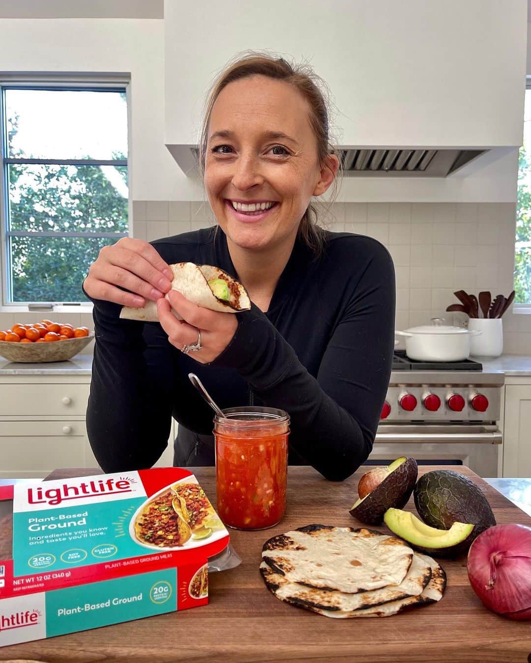 Gaby Dalkinのインスタグラム：「I mean, is there anything we love more than a quiz and a leisurely Sunday afternoon complete with brunch tacos?! #LightlifePartner I am by NO means a vegetarian, def more of a meat-me-halfway kinda girl and the new @lightlife quiz just confirmed it. Basically, it means when it comes to eating, I'm flexible! Pizza, salads, pasta, smoothies... you name it. Hello, I wrote an entire book called Eat What You Want so it is very fitting. According to the quiz this is me: "you’re also a pro at mixing it up by doing things like enjoying fry days but choosing sweet potato fries sometimes or getting in your cardio by going dancing. And you’re not ashamed of your “sit on both sides of the fence” lifestyle. When it comes to new routines, you’re always game to try them, and while you may not always follow them through…at least you tried, right?" NAILED IT.... minus the dancing. I'll spare everyone those moves and you'll see me on my Pilates mat or at the gym! Take the quiz yourself at Lightlife.com to find out your Flexuary persona, get recipe inspiration AND a $5 off coupon for any Lightlife product! Link to quiz in my stories. While Flexuary might technically be over, come tomorrow, I'm sticking to my eat what you want ways for the foreseeable future and today it's these Lightlife Plant-Based tacos! #Lightlife #flexuary」