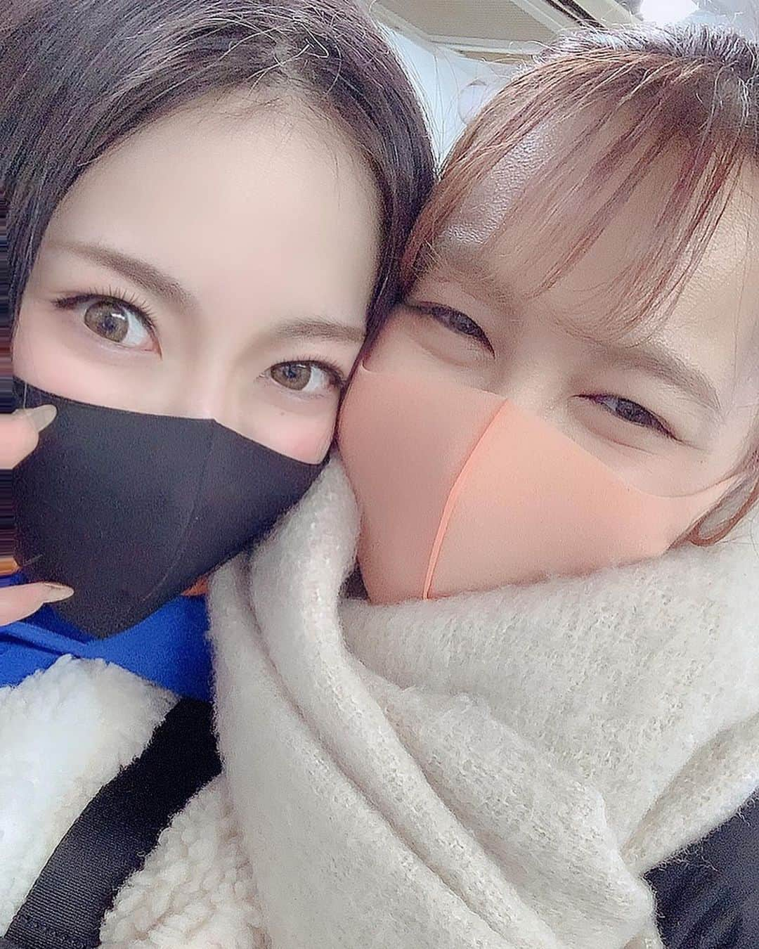 七海ティナさんのインスタグラム写真 - (七海ティナInstagram)「さみらちゃんとパーソナル合トレ . . . @33chan_  . . SSA Beauty champion さみらちゃん。 なんて素敵な方なのだろう。 ご家族の方が応援している姿をみて なんて素敵な家族なのだろう。 と思いながら遠くから眺めていました。 . こんなに仲良くなれるなんて… . . .  思っていました。 . . 笑 . . 一緒にパパ上 @akira.3.25  のところで トレーニングしてきましたよ✨ 楽しかった！ . . mushreamデビューとnoviceのお祝いでお花を頂いたのですが ティナちゃんをイメージしてお花選んだよ と言ってくれたのが本当に、本当に嬉しかった。 大切にする🥺❤️ . . . 心も身体も綺麗な素晴らしいお友達😌 . . #gymlife #bodymake #japanesegirl #diet#fitnessgirl #workout #筋トレ#ボディメイク #サマスタ#SSA #ガーベラ大好き #野獣family」3月1日 7時17分 - tinaaaa1208