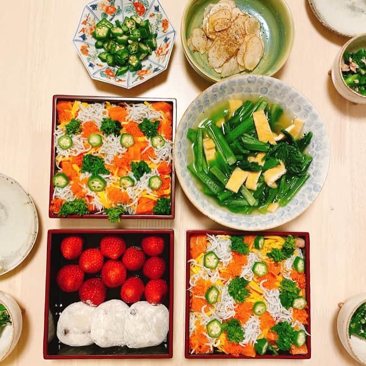 白木夏子さんのインスタグラム写真 - (白木夏子Instagram)「🎎ひな祭りの宴。ポヨ子リクエストでしらすたっぷりちらし寿司。これに＋はまぐりのお吸い物。ドタバタな日々だけど豆雛今年も出せてよかったな😁」3月1日 7時18分 - natsukoshiraki
