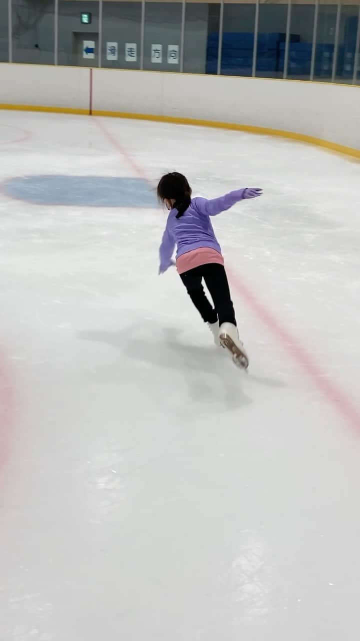 林渚のインスタグラム：「ルッツ練習中 #figureskating #iceskating #kids #skater #rotation #jump #practice #フィギュアスケート #スケート #回転 #ジャンプ #練習 #ルッツ」
