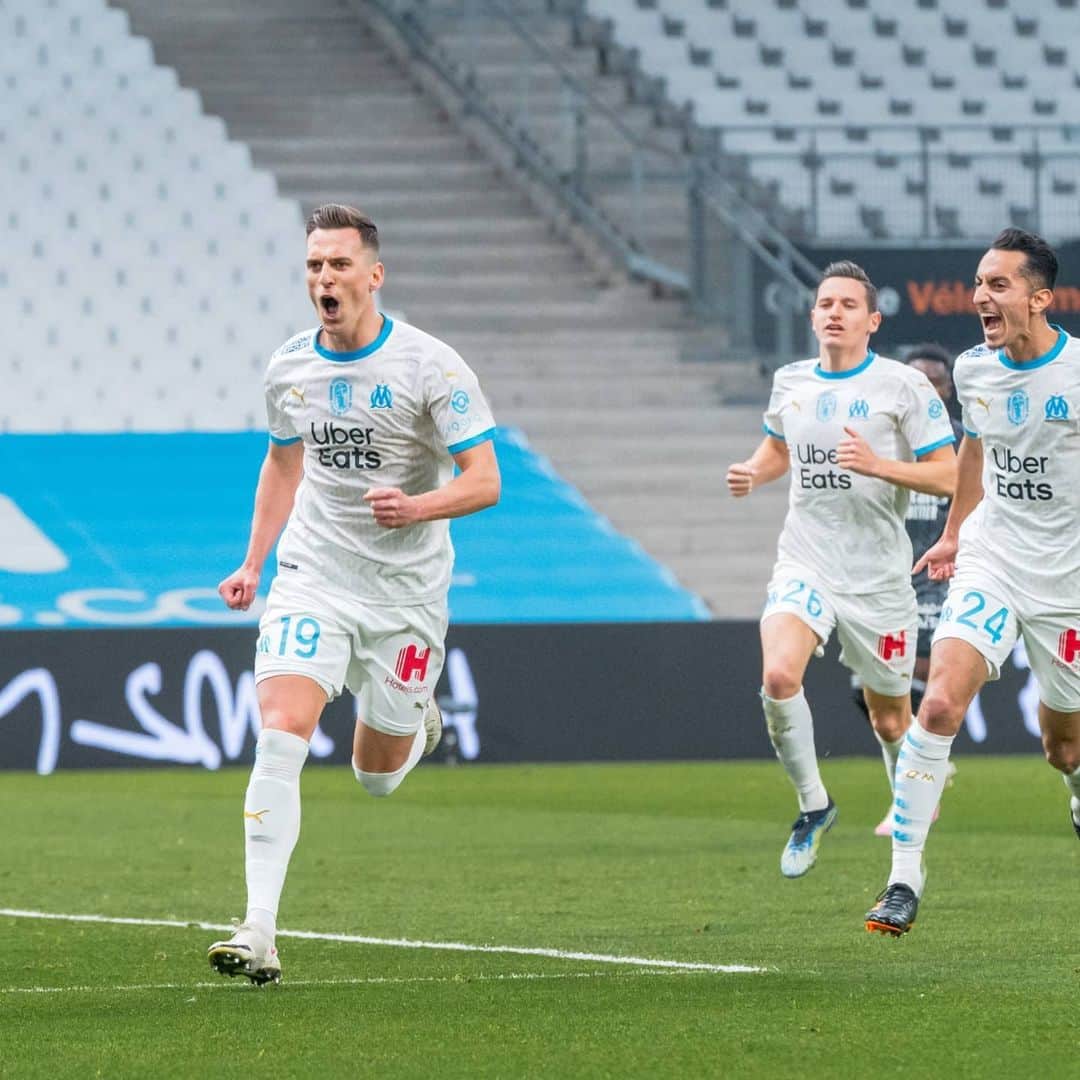 アルカディウシュ・ミリクのインスタグラム：「Un anniversaire avec 1goal 💣😉  Allez l'OM🔵⚪  A birthday with 1 goal💣 😉Allez l'OM 🔵⚪  Urodziny uczczone golem💣 😉Allez l'OM 🔵⚪」