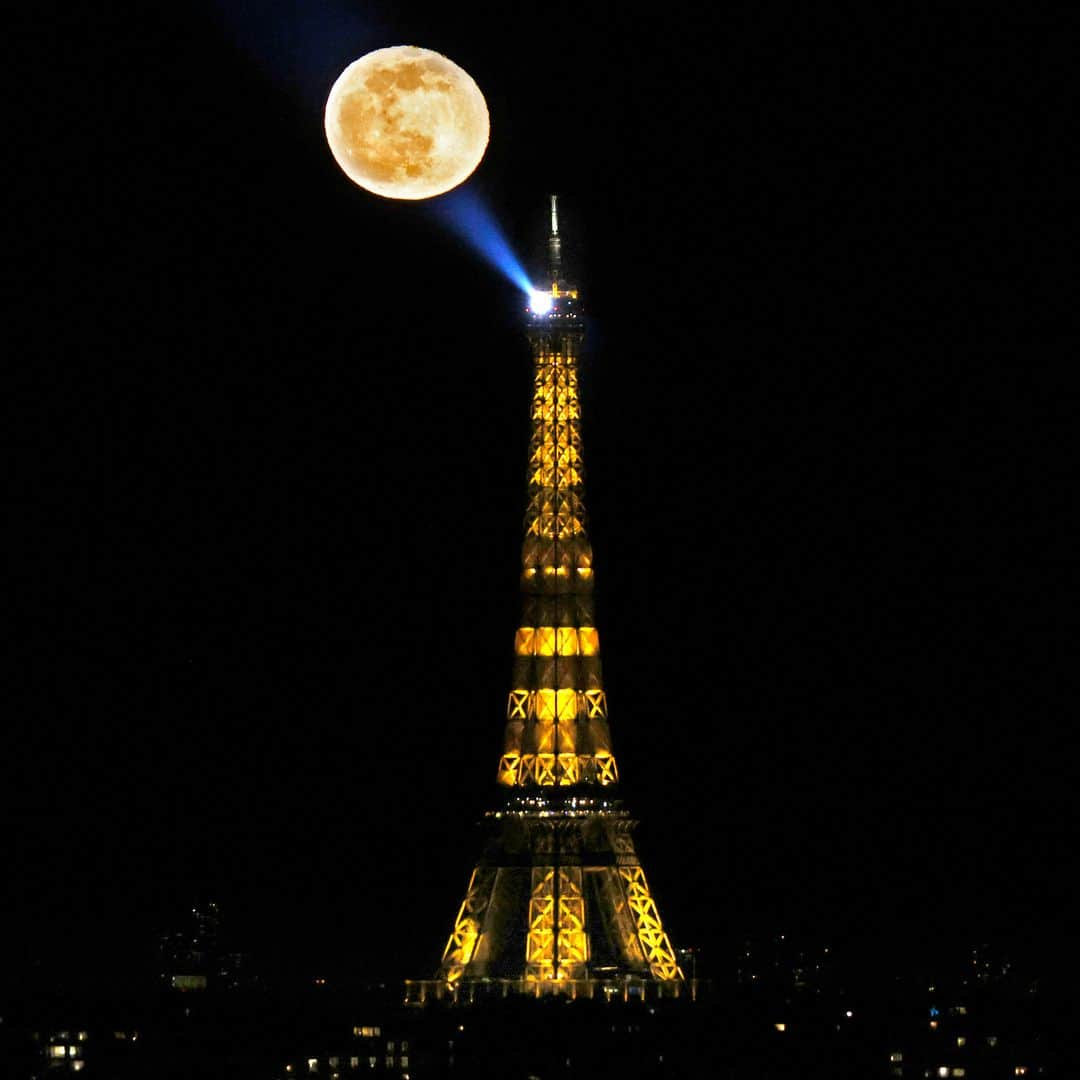 AFP通信さんのインスタグラム写真 - (AFP通信Instagram)「AFP Photo 📷 @thomascoex - The waning gibbous moon appears in the sky following the weekend's full "Snow Moon", near the Eiffel Tower in Paris, on February 28, 2021.⁣ .⁣ #moon ##snowmoon #eiffeltower」3月1日 7時29分 - afpphoto