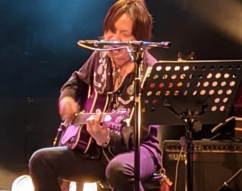 三原康可さんのインスタグラム写真 - (三原康可Instagram)「暮れの12月27日から丸々二ヶ月ぶりのNION年明けライブは2021年2月27日  東京吉祥寺のGB  午後イチでチャッピーさんを拾って五日市街道を吉祥寺へ あれ？ここ右まがるんだっけ？いや この先かな？　通い慣れたつもりの道のりがたった2ヶ月ほどなのに結構忘れている　 街にはマスクの人々が溢れていて、いかにこの民族が建前を大切に(人目を気にする.面倒な事になるのを回避する)しているかが伺える 少なくとも感染にメチャビビりながら歩いてる人などいる氣配はない　健康不安や精神不安がある方々以外は良い天氣の土曜の吉祥寺を満喫しているようだ  いつもより2時間半早い開演時間に合わせてリハーサルも2時間半前倒し　GB到着すると野村さんはじめスタッフの皆さんすでにスタンバイ中  久々のリハーサルで身体と脳を揉みほぐしていると共演のボーカルギター澄田健が登場  明けましておめでとう新年の挨拶　NIONのリハ終わり頃には澄田健の共演ドラマー満園英二登場久しぶり　前に会ったのは裕也さん生きてる頃のNYWRFのバックヤードだった  何年振りだろうね この日は澄田健with満園英二のユニット初見で楽しみ  NIONでルーリード曲のカバーをリハしようとしたら「アレ？それウチらもやるし笑」と澄田健 曲は"パーフェクト.デイ"でまさにパーフェクトな被り 笑  三原が「じゃウチら変えようか」と言うと「普通は変えるけど敢えてぶつけるのは？」と澄田 「なぁるほど曲を知ってる人は楽しいよな」と即合意　 結構長くライブやって来たけど曲被った経験あまり無い　しかも被っても曲変えないのは確かに今回が初めて笑  NIONリハーサルから澄田&満園リハへ移行 フレッシュでバネのある2人のグルーブ心地よい　切れが良い澄田健のギターはグルーブというより"ビート"という表現が似合うと思った　歌が上手いなあ 満園英二のドラムがワイルドなのは知ってたけれどもっと奥行きが深いミュージシャン　アンパンマンのオモチャを自ら改造して変なエフェクターとして鳴らしてた　どう使っていいのかわからんが何か欲しくなるような謎の物体笑　手造りで販売しているらしい笑　そしてこれまた自身で彫金したスプーンを使ったカスタネットがカッコよくてイカしてた　 コノふたりは不思議な所がある魔術師系ミュージシャンなんだなと勝手に納得  いつもならリハ終わりにチラリ一杯だけど16:30スタートだからそのまま待機  楽屋で久々に旧友の赤木シンさんと喋っていると🥁キースが訪ねて来てくれて御挨拶　相変わらずの大きな温かい波動が素敵だ 🎸川上シゲさんリエさん到着 吉祥寺名物の丸メンチカツ差し入れ有難うございます  シゲさんも会うとなぜかホッとする人  会場に出ると スの字 リナオリさん グレエミさん ユーコさんユミさん 超久々の人達が　名古屋のキトウさんも　ヤスコちゃん アユミン ミッチ 井戸くん皆さんと新年の遅いご挨拶^_^  定刻に🟥澄田健with満園英二のライブスタート ゆっくり走りだす所が若年寄的で渋い　 て言うかちゃんとしてる  ミュージシャンとして、いや人として^_^  徐々に加速しながら時折り警笛鳴らしたり凪走行したり突然また加速したり　最後はおーい どこまで行くんじゃーい‼️😆 すごく楽しいオトナジャムバンドだ　カバー選曲もイカしてる どこかで見かけたら是非観るといいですよ👍  で、🟥NION リハと同じように機材セッティングしたはずが最初から変調　　しかしデジタル機器の変調はその場にエキスパートがいないと手の施しようが無い　よって、変調を変調と認めない方式に頭を切り替えるしかない笑　機材を使ってる本人が超アナログ人間ですからごめんねごめんねごめんあそばせー でもまぁ、なんだか落ち着いて演奏出来たし チャッピーさんのドラムはグルーブ最高だし 久々に人前でいい加減な事も喋れたし笑  エンディング氣がつけば19:15分、MC長すぎた ドリンクラストオーダー19:00までだった！ と思ってたらユウコさんから外部ビールの差し入れ有り難やー^_^(来てくれた方々すみませーん、ライブ終わってから一杯飲めないなんてね...^_^) もらいビールしてたら、後から来てくれたボウラーハットを被った🥁久藤賀一さんが会場にいた　いつもの笑顔に癒される　当夜はドラマー大集合の日だったのだ  小さい頃、クーブリック監督の映画"2001年宇宙の旅"を観て衝撃を受けた　　 2021年の幕開けはアノ映画の感じとは大分違うけれど今もミュージシャンとして皆様に出会えている事に感謝しています  皆さん本年もどうぞ宜しくです」3月1日 7時29分 - mihara.yasunori