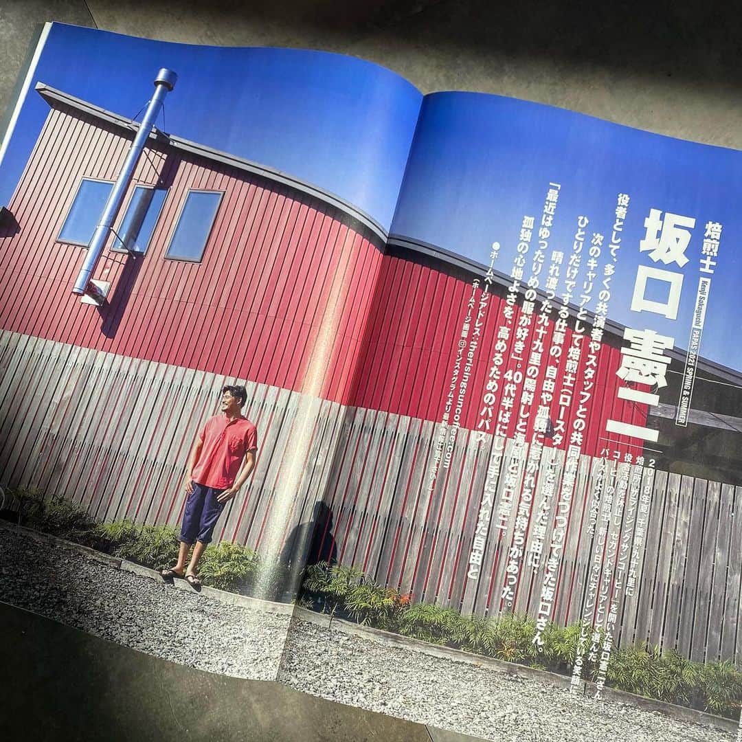 のインスタグラム：「◆GOOD MORNING COFFEE‼︎◆  【PAPAS CATALOG】  ご縁があり、久しぶりにカタログモデルのお仕事させて頂きました！今回は自分も大好きなブランドのひとつ　@papas_jpn_official さんのサマー2021を九十九里焙煎所にて我らが泰介さん @taiseye に撮って頂きました！  撮影の裏話をひとつ、じつはこれ真冬の撮影だったのですが、ご覧の通り当日はまさかの大晴天の撮影日和！泰介さんのテンポ良い撮影と柔らかい雰囲気作りにも助けて頂き、撮影も巻いて終了。お陰様で夕方予定外のサーフィンまでしちゃいました。関係者の皆さま、ありがとうございました！  ＊こちらのカタログ、パパスオフィシャルHP、全国のパパスショップなどでご覧になれます。  therisingsuncoffee.com  #coffee #coffeebeans  #coffeeroaster  #coffeelab  #coffeeandsurfing  #coffeetime  #coffeelover  #coffeebreak  #coffeeshop  #coffeestand  #coffeeholic  #coffeehouse  #coffee_inst  #coffeemaker  #coffeeshops  #coffeecoffeecoffee  #coffeenclothes  #coffeeaddict  #coffeeculture  #coffeemorning  #coffeemag #specialitycoffee  #papas #2021summer  #TRSC」