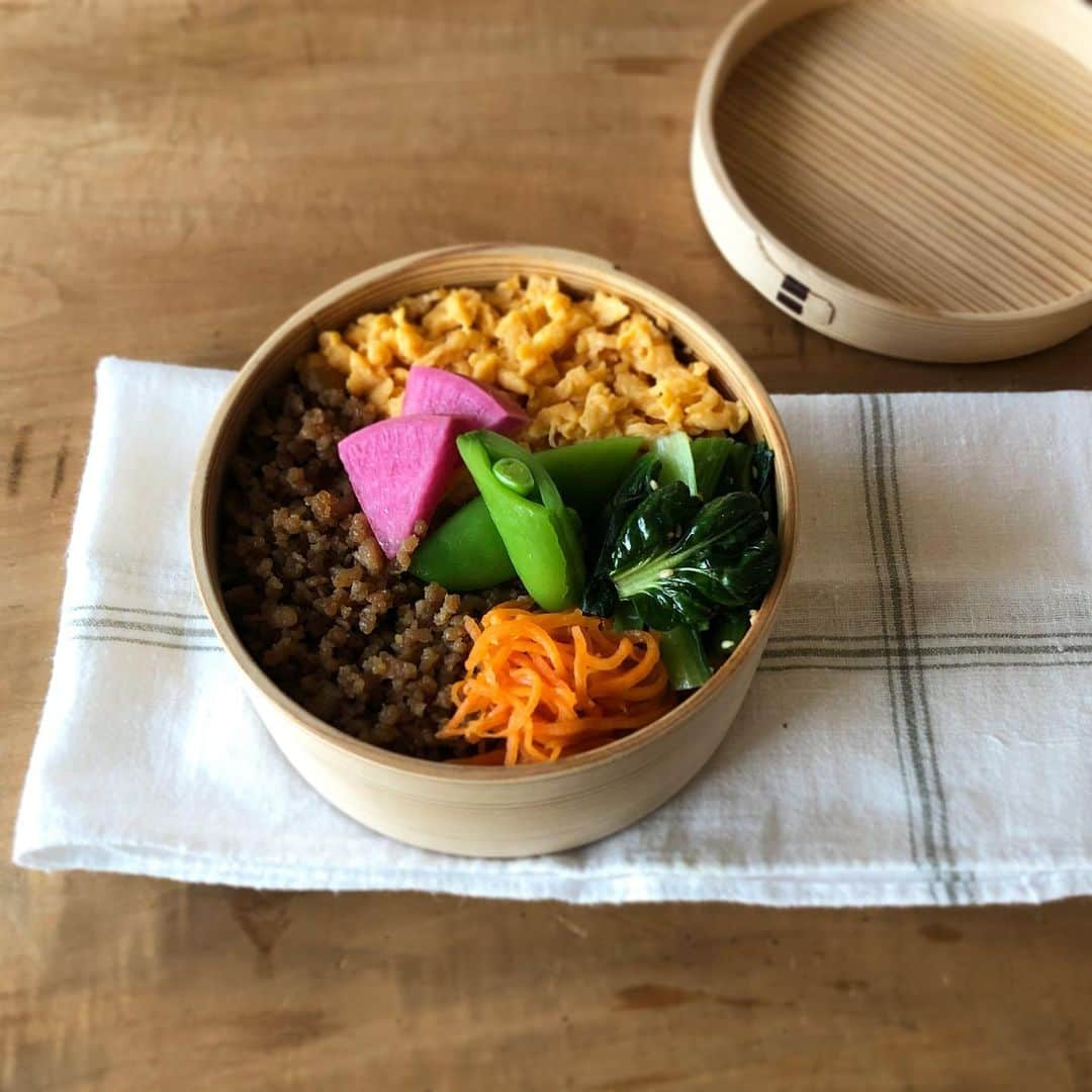 yu__gohanのインスタグラム：「2021.3.1 ・ 鶏と卵のそぼろ丼 野菜はターツァイとにんじんのナムルと塩茹でスナップエンドウ 紅大根のピクルス ・ #お弁当 #暮らし #ゆきのお弁当」