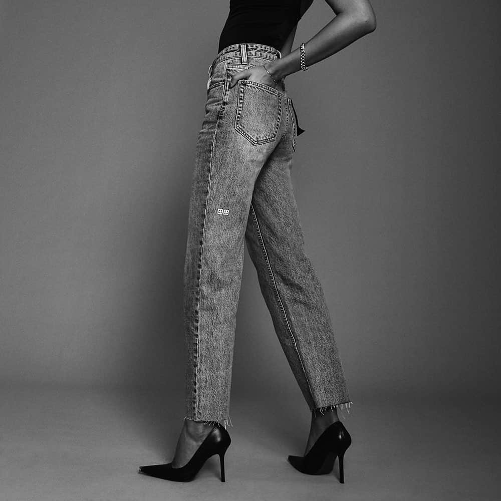 ツビのインスタグラム：「INTRODUCING THE BROOKLYN JEAN ++ Our newest women’s denim fit referencing the ultimate vintage 90’s look. Its contemporary cut highlights the waist, gives a perky butt and has the perfect length to either wear it with heels or rolled up to show off sneakers.」