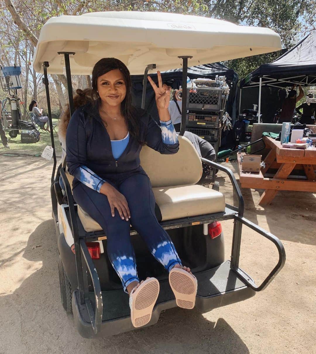 ミンディ・カリングのインスタグラム：「Working on the Lord’s day」