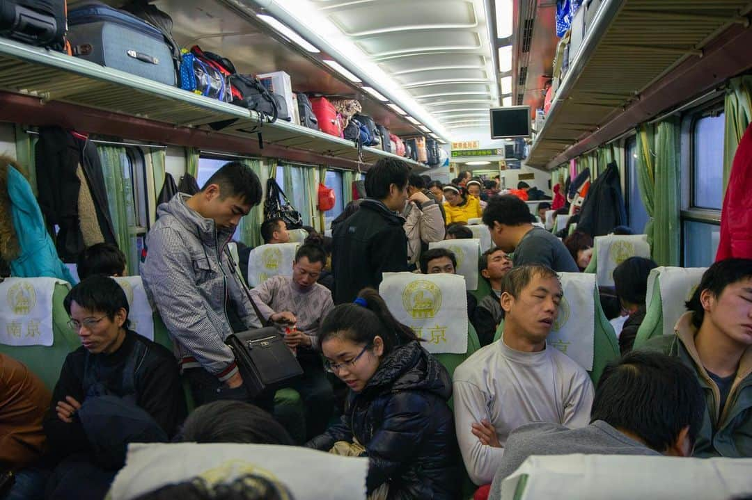 Michael Yamashitaさんのインスタグラム写真 - (Michael YamashitaInstagram)「Party’s over: Heading for home at the end of the China’s Lunar New Year holiday. In pre-pandemic years, the Spring Festival period saw some 300 million migrant workers and students heading for their home towns in what was the largest annual human migration in the world, jamming roads and rails for 40 days, before, during, and after the the festivities surrounding the celebration welcoming the Lunar New Year.  This year, amid fears of a resurgence of Covid 19, the China’s National Health Commission put strict rules in place for those traveling to rural areas, including daily Covid testing. The measures seem to have worked, as Spring Festival travel is estimated to have decreased 60 percent in 2021. #springfestival #chinatrain #chinarailway」3月1日 7時44分 - yamashitaphoto