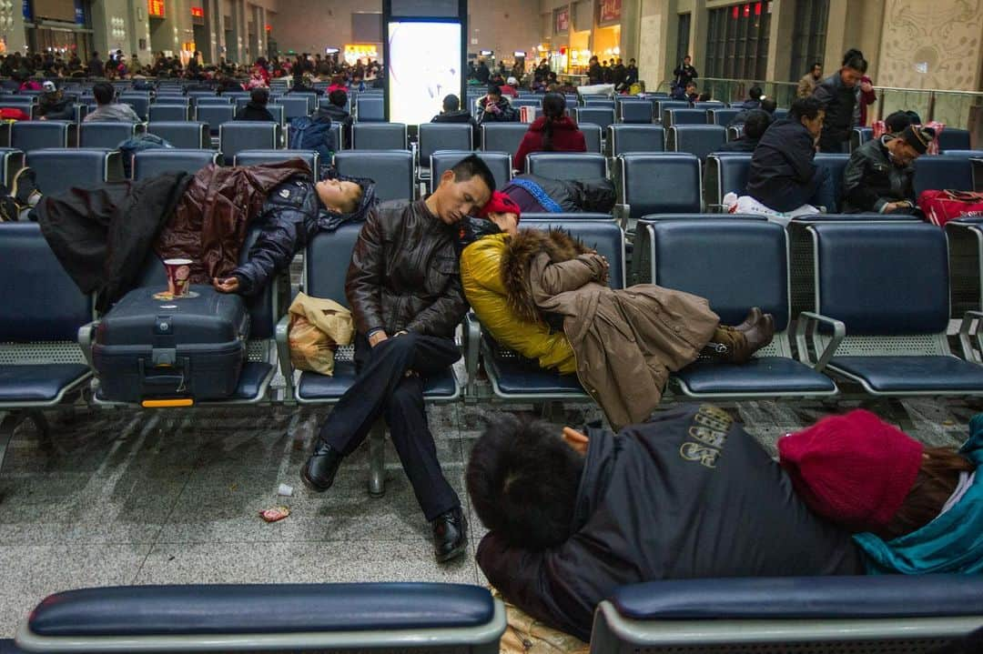 Michael Yamashitaさんのインスタグラム写真 - (Michael YamashitaInstagram)「Party’s over: Heading for home at the end of the China’s Lunar New Year holiday. In pre-pandemic years, the Spring Festival period saw some 300 million migrant workers and students heading for their home towns in what was the largest annual human migration in the world, jamming roads and rails for 40 days, before, during, and after the the festivities surrounding the celebration welcoming the Lunar New Year.  This year, amid fears of a resurgence of Covid 19, the China’s National Health Commission put strict rules in place for those traveling to rural areas, including daily Covid testing. The measures seem to have worked, as Spring Festival travel is estimated to have decreased 60 percent in 2021. #springfestival #chinatrain #chinarailway」3月1日 7時44分 - yamashitaphoto