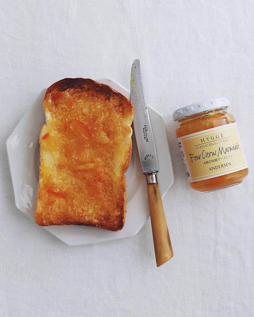 樋口正樹さんのインスタグラム写真 - (樋口正樹Instagram)「🍊 marmalade toast . 軽く焼いたトーストに おいしいマーマレード、 隅々まで塗りのばして サクッと頂く朝食の画。 . 今回のマーマレードは 瀬戸内の４種の柑橘を 使ったアンデルセンの 贅沢な味わいのジャム。 . パンもアンデルセンの イギリスパン５枚切り。 実は、アンデルセンで 半世紀以上愛されてる 一番のロングセラーの おいしいイギリスパン。 @andersen_official_jp . . . #マーマレード #マーマレードトースト #イギリスパン #トースト #山型パン #山食 #食パン #パンのある暮らし #パンのある生活 #パンスタグラム #パン大好き #アンデルセンイギリス #アンデルセン #アンデルセンのパン #ヒュッゲ #ロングセラー # #朝の定番 #春のパンまつり #andersen #hygge #marmalade #toast #marmaladetoast」3月1日 7時46分 - higuccini