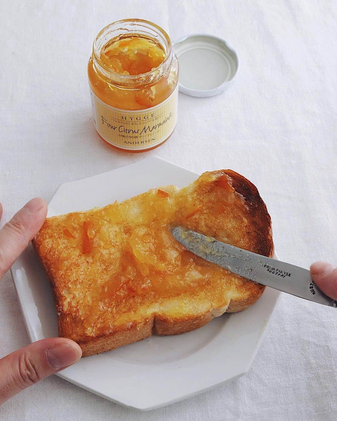 樋口正樹さんのインスタグラム写真 - (樋口正樹Instagram)「🍊 marmalade toast . 軽く焼いたトーストに おいしいマーマレード、 隅々まで塗りのばして サクッと頂く朝食の画。 . 今回のマーマレードは 瀬戸内の４種の柑橘を 使ったアンデルセンの 贅沢な味わいのジャム。 . パンもアンデルセンの イギリスパン５枚切り。 実は、アンデルセンで 半世紀以上愛されてる 一番のロングセラーの おいしいイギリスパン。 @andersen_official_jp . . . #マーマレード #マーマレードトースト #イギリスパン #トースト #山型パン #山食 #食パン #パンのある暮らし #パンのある生活 #パンスタグラム #パン大好き #アンデルセンイギリス #アンデルセン #アンデルセンのパン #ヒュッゲ #ロングセラー # #朝の定番 #春のパンまつり #andersen #hygge #marmalade #toast #marmaladetoast」3月1日 7時46分 - higuccini