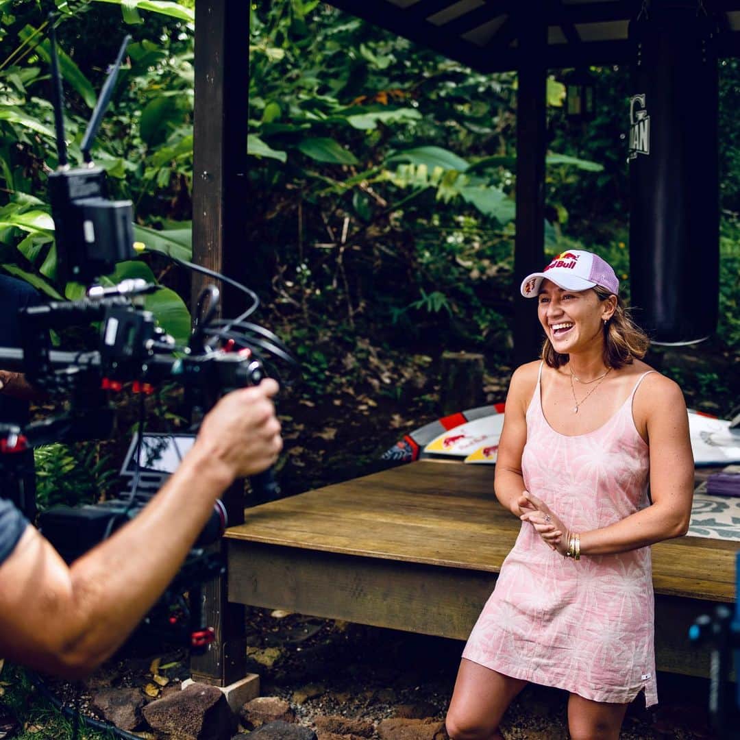 カリッサ・ムーアのインスタグラム：「Behind the scenes filming for @redbullusa #discoveryourwiiings campaign! To play... Download the @redbull AR app, select the game of your choice (the surfing one is my fav!), and unlock it by scanning a can 🤗 You’ll have a chance to win some cool prize packs and one  of the top scoring players of my AR game gets a custom @mayhemsurfboards_mattbiolos 💃💃💃Games are live from now till March 31st!! Good luck 👊🏼💕 For more information on the Red Bull Discover Your Wiiings AR Games and a full list of prizes visit the link in bio 😊」