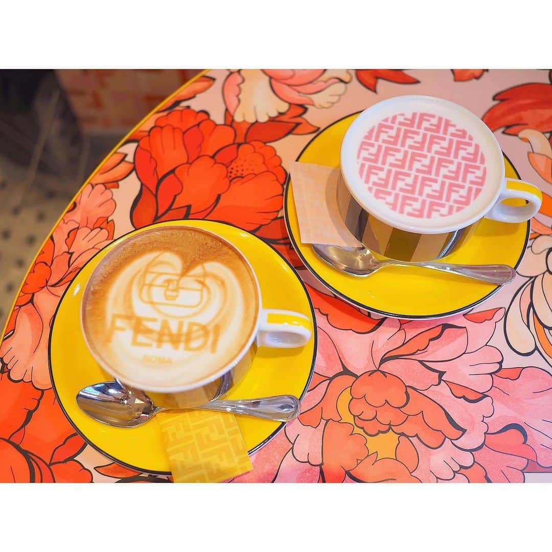 小川あゆ美のインスタグラム：「. 期間限定の #フェンディカフェ だったんだけど、可愛すぎて2回も行ってしまった☕️𓂃 𓈒𓏸 . 今日から3月。 もう、春ですね🌸*｡꙳ . . . . . #フェンディ #表参道 #表参道カフェ #東京カフェ #カフェ巡り #カフェ活 #カメラのある生活 #コーヒー部 #珈琲日記 #お写んぽ #ファインダー越しの私の世界 #カフェスタグラム #アニヴェルセル表参道  #FENDI #fendicafe #omotesando #retrip_tokyo #retrip_cafe #cafestagram #japancoffee #pink #커피 #카페 #일본여행 #카페스타그램 #오모테산도 #좋아요반사 #좋아요늘리기」