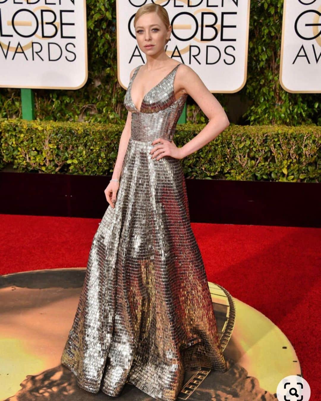 ナイーム カーンのインスタグラム：「Portia Doubleday. Golden Globe moment. Best dressed. #goldenglobes @goldenglobes @portiadd」