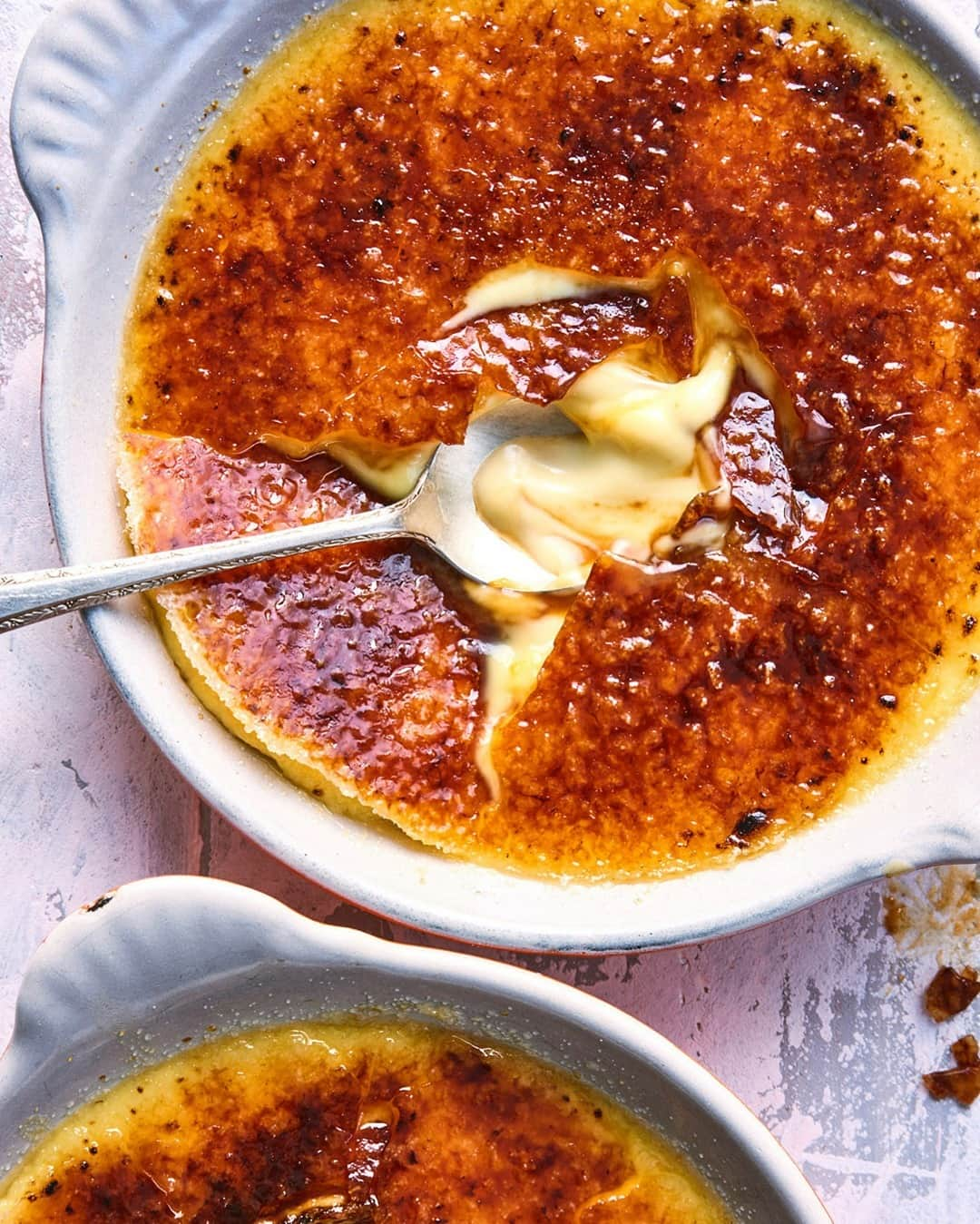 Food52さんのインスタグラム写真 - (Food52Instagram)「One of our favorite sounds ever is the back of a spoon cracking the sugar shell of some crème brûlée (it's like music to our ears)! If you like that sound too you might just need to make Resident @melinahammer's Orange & Rosemary Crème Brûlée for yourself. Recipe linked in our bio. 📸: @melinahammer #f52community」3月1日 8時00分 - food52