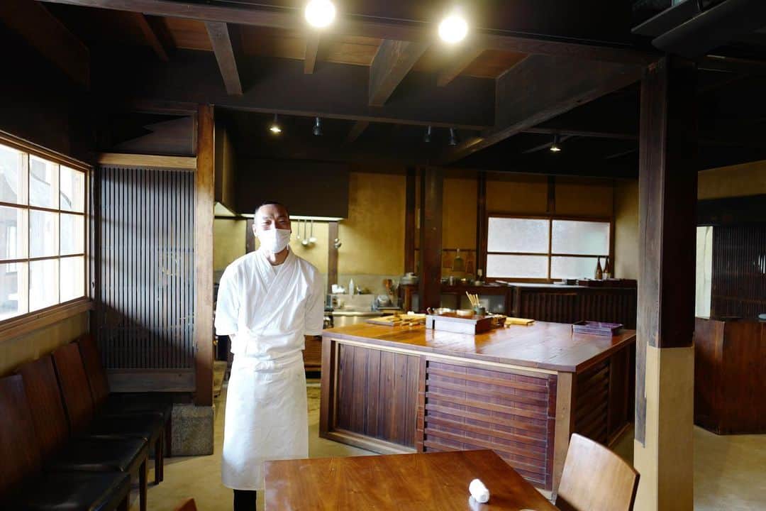 行方 久子 Hisako Namekataのインスタグラム：「. ずっと訪れて見たかった、唐津 鏡山のふもとで築130年の民家を自らの手で改修した店内で、シンプルながら地味深いコースを味わせてもらえる「あるところ」へ。  唐津らしい豊かな食文化と様々な器を楽しめる、 心がほころぶステキなお店でした。 最後のおにぎりが、また最高なの🍙」