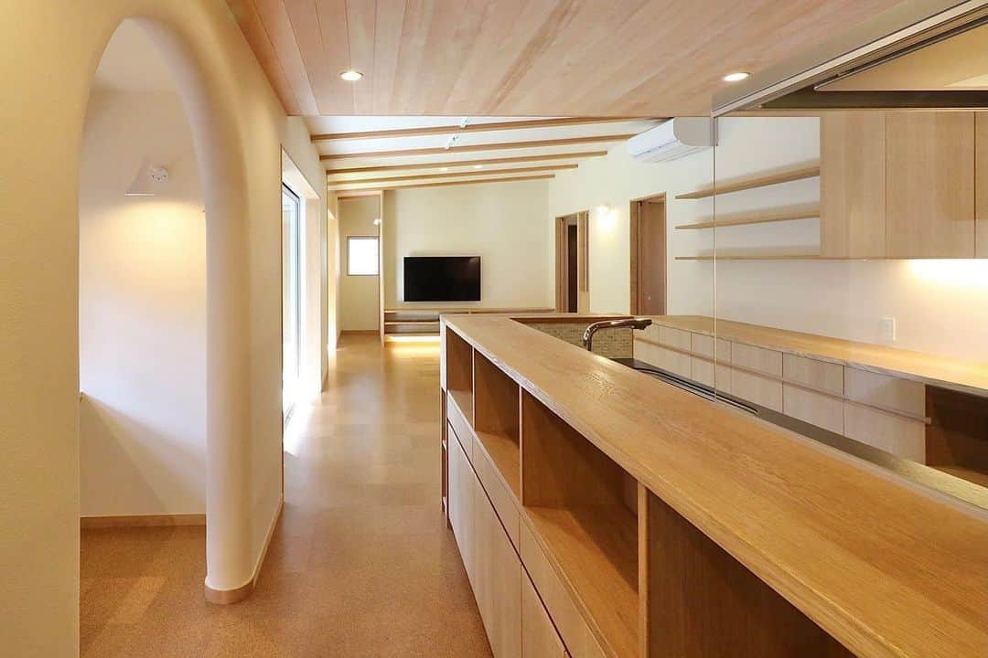 伊藤瑞貴建築設計事務所のインスタグラム：「昨日は大安吉日！  「さかいのいえ」のお引き渡しでした。  工期は、約8か月！！！ 長かった工事がようやく終わりました！  お施主様希望のRの壁（小口もR！）が特徴的な、かわいくて柔らかくてあたたかい、いつもの設計とはちょっと違ったテイストの住宅に仕上がりました！  諸事情によりオープンハウスは開催できませんでしたが、、、   写真は公開してもOKと許可をいただいたので、こちらにUPします。」