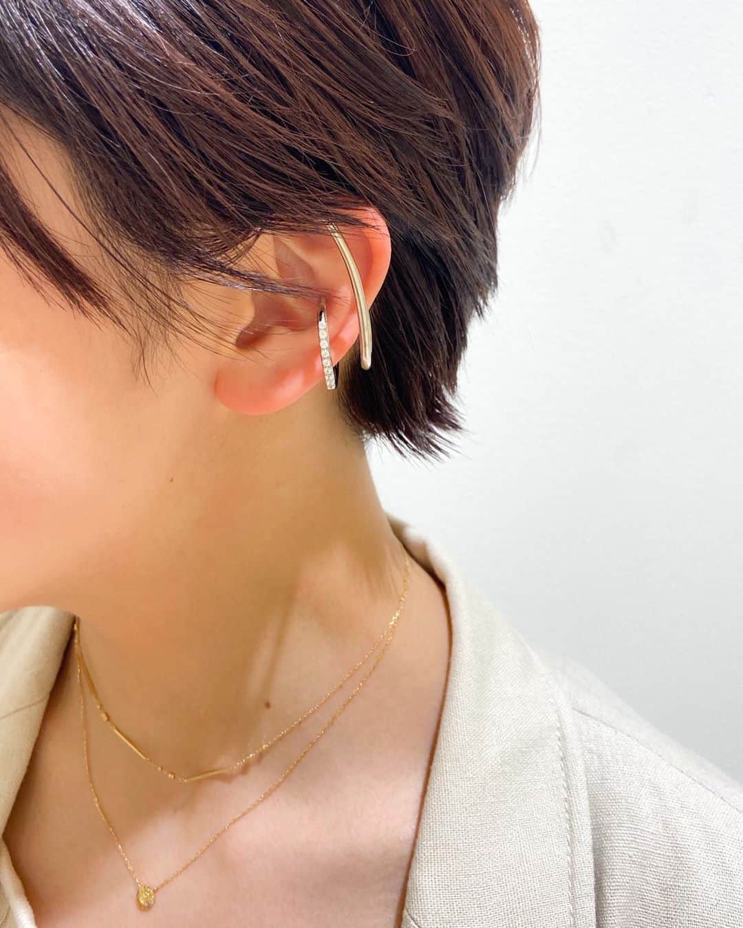 エテさんのインスタグラム写真 - (エテInstagram)「《Styling》﻿ - 熊本New-S店﻿ ﻿ プラチナカラーの"Over Cuff"は、一つで耳元のスタイリングが完成します。﻿ ﻿ ゴールドのネックレスを重ね着けして、プラチナとゴールドのコンビカラーを楽しんで。﻿ ﻿ #ete #エテ #ete_style」3月1日 8時06分 - ete_official