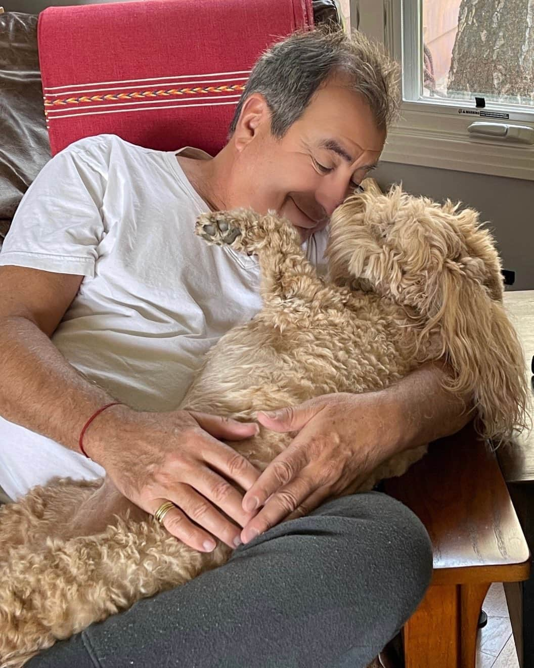 ケニー・オルテガのインスタグラム：「Chillin like a villain with my baby boy Willie on a lazy Sunday afternoon. . . #goodtimes #unconditionallove #chillinlikeavillain #jatp 🙃」