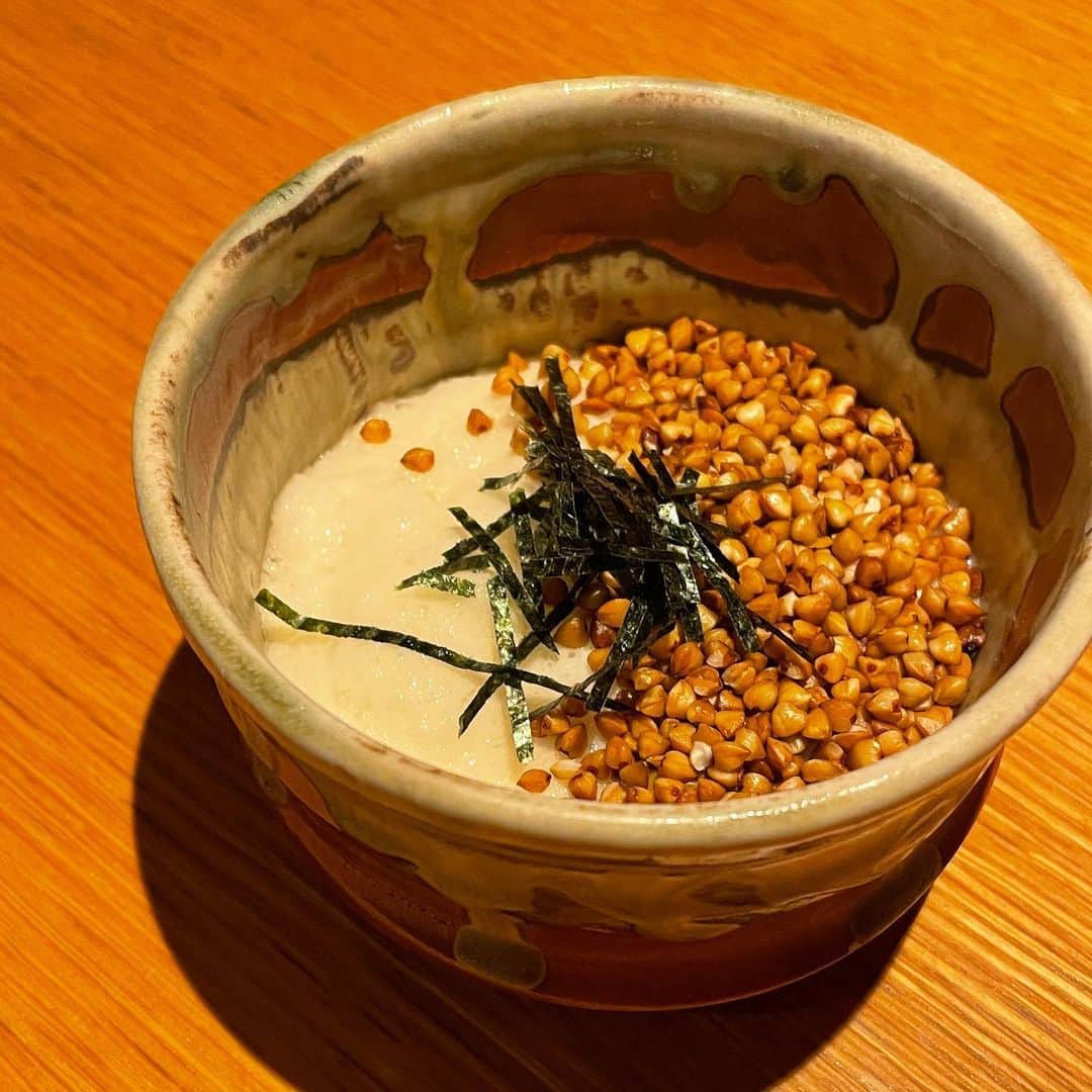 大橋直誉のインスタグラム：「蕎麦切り 正音 蕎麦の実とろろ そば味噌 どっちも🐴 東京に来て15年。初めての下北沢にカルチャーショック」