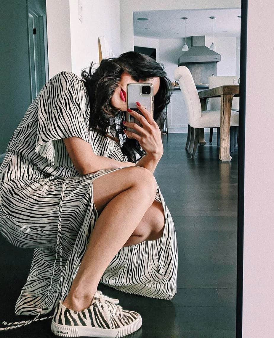 シービーズのインスタグラム：「@trangbangbang makes a strong case for doubling up on prints.   #showupinseavees」