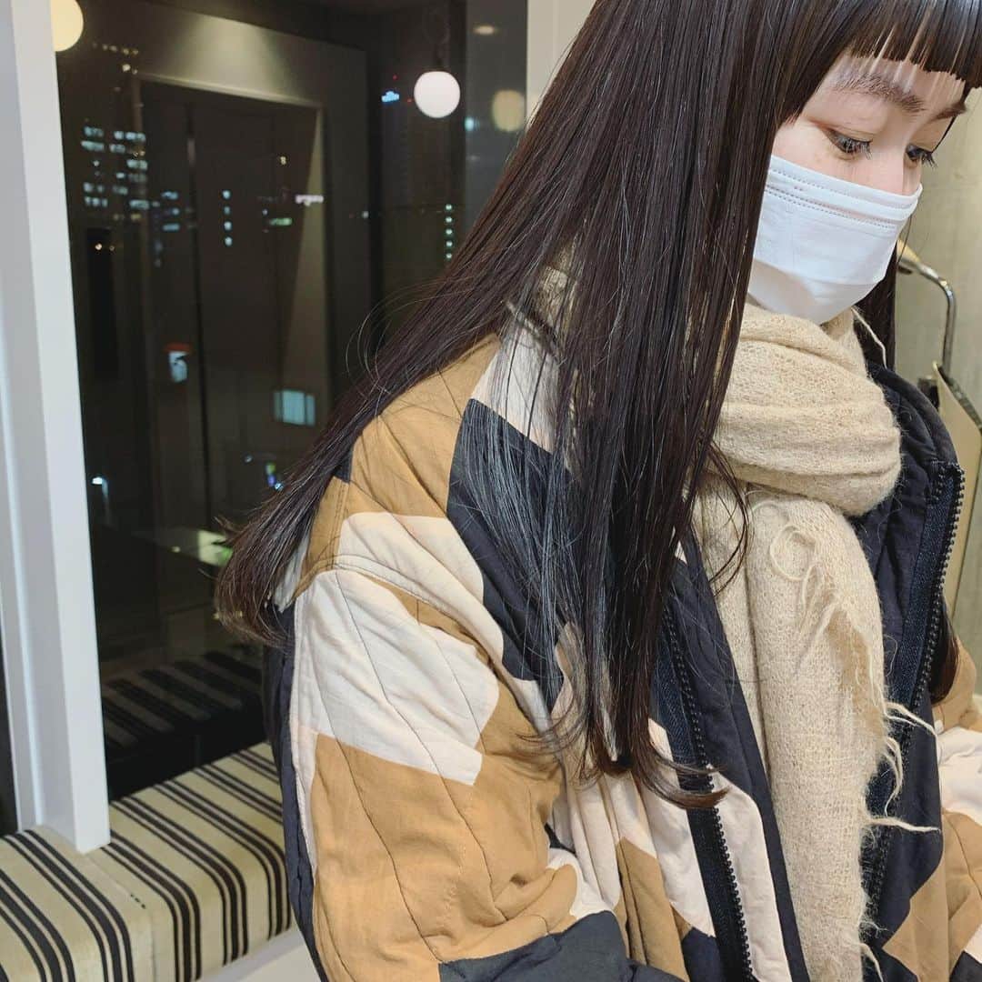 小松美緒のインスタグラム：「久しぶりの茶髪。　 　 新しい挑戦、本当にかっこいい。　 応援してる！！！  そろそろ前髪のびちゃったかなぁ〜.笑　  @_chinatolive_」