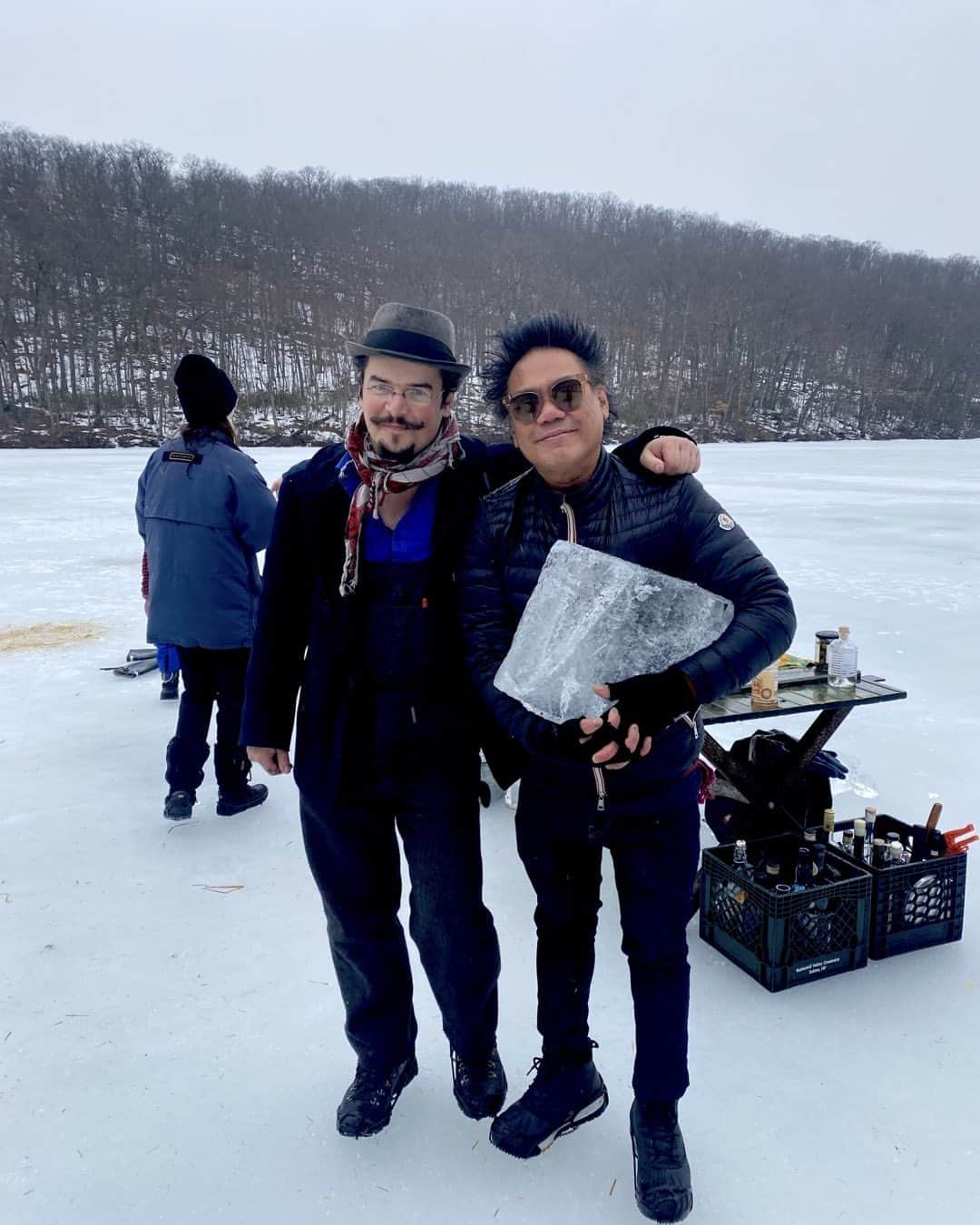 マシュー・リバティークのインスタグラム：「#iceharvest taking my ice and going home. Thanks for the tips on cutting big ice Nathan! #bigicecubecocktails」