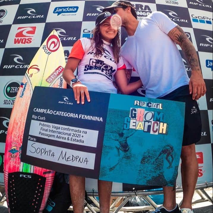 ガブリエル・メディーナのインスタグラム：「Irado que o #GromSearch desse ano vai ser o primeiro campeonato na história do surf brasileiro a ser disputado em uma piscina de ondas! Vou estar lá pra torcer de perto pelo tetra da minha campeã @sophiamedina e pra pegar minhas ondas também @ripcurl_brasil」
